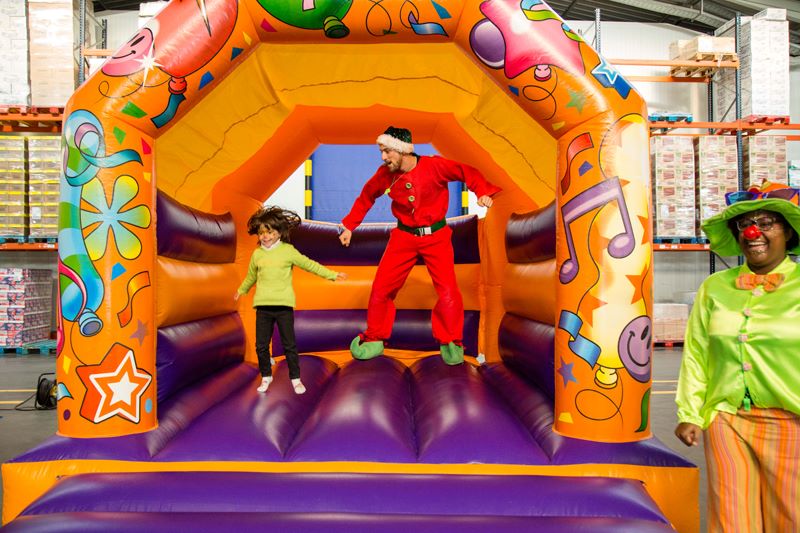 Insuflavel Pula Laranja com Criancas Palhaco e Duende