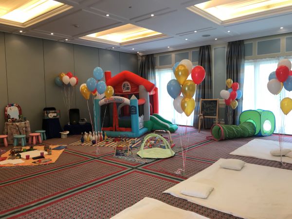 Batizado com area infantil e insuflavel com piscina de bolas e baloes com helio